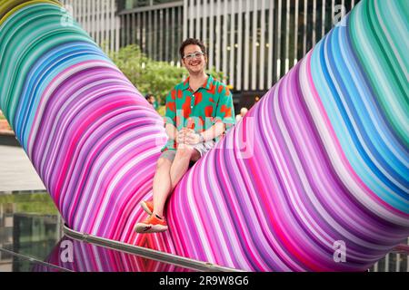 Adam Nathaniel Furman, designer LGBTQ+, presenta la sua nuova installazione artistica permanente con Canary Wharf Group, intitolata "Click Your Heels Together Three Times", Londra. Data di emissione: Giovedì 29 giugno 2023. Foto Stock