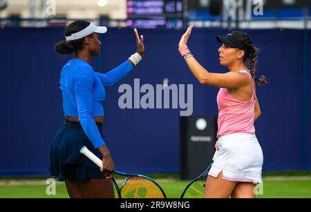 Eastbourne, Inghilterra, 27 giugno 2023, Giuliana Olmos del Messico gioca in doppio con Asia Muhammad durante il Rothesay International 2023, WTA 500 torneo di tennis il 27 giugno 2023 al Devonshire Park di Eastbourne, Inghilterra Foto Stock