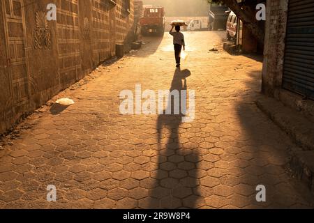 Un ragazzo cammina per la strada del Cairo islamico, in Egitto Foto Stock