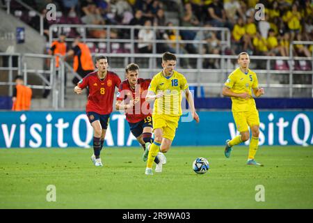 Non esclusiva: BUCAREST, ROMANIA - 27 GIUGNO 2023 - il centrocampista Dmytro Kryskiv (davanti) dell'Ucraina controlla il pallone durante la UEFA europea Under 2023 Foto Stock