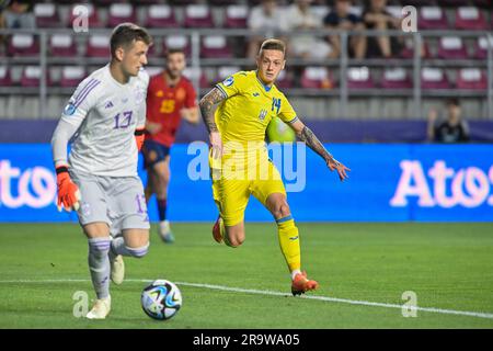 Non esclusiva: BUCAREST, ROMANIA - 27 GIUGNO 2023 - sono visti il centrocampista ucraino Oleksandr Nazarenko (R) e il portiere spagnolo Julen Agirrezabala Foto Stock