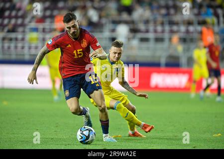 Non esclusiva: BUCAREST, ROMANIA - 27 GIUGNO 2023 - il centrocampista ucraino Oleksandr Nazarenko (R) e il difensore spagnolo Mario Gila Foto Stock