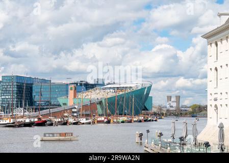 Amsterdam, Paesi Bassi - NEMO Science Museum by Renzo piano Building Workshop sull'acqua Foto Stock