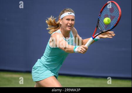 Marie Bouzkova (CZE) gioca il secondo giorno del Rothesay International, al Devonshire Park. Eastbourne, Regno Unito, 27 giugno 2023. Foto Stock