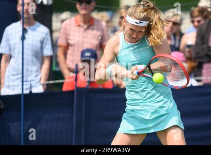 Marie Bouzkova (CZE) gioca il secondo giorno del Rothesay International, al Devonshire Park. Eastbourne, Regno Unito, 27 giugno 2023. Foto Stock