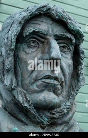 Roald Amundsens, un grande esploratore norvegese delle regioni polari, il busto si trova all'esterno del Polar Museum, Tromso, Norvegia Foto Stock