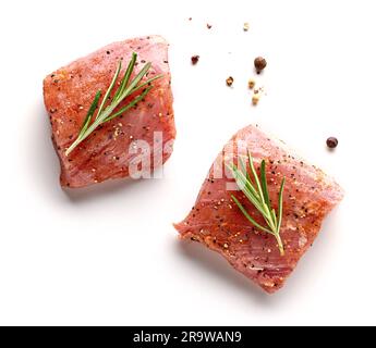 filetto di maiale crudo fresco con spezie isolate su sfondo bianco, vista dall'alto Foto Stock