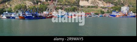 Hatay, Turchia - 24 giugno 2023: Attenzione selettiva sulle navi ormeggiate nel porto di Cevlik a Samandag-Hatay. Foto Stock