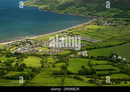 Waterfoot Village sulla costa di Antrim, nell'Irlanda del Nord Foto Stock