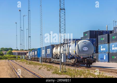 Carri cisterna e container presso un cantiere ferroviario Foto Stock