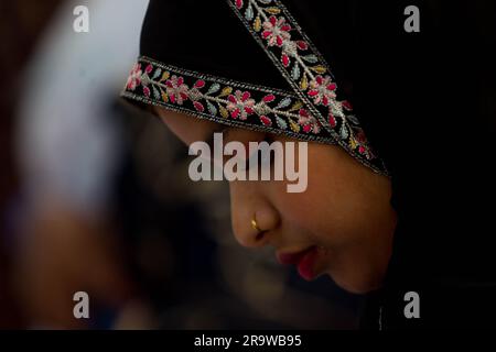 Kathmandu, Nepal. 29 giugno 2023. Una donna prega durante la festa musulmana di Eid al-Adha, o la festa del sacrificio, a Kathmandu, Nepal, 29 giugno 2023. Crediti: Sulav Shrestha/Xinhua/Alamy Live News Foto Stock