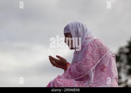 Kathmandu, Nepal. 29 giugno 2023. Una donna prega durante la festa musulmana di Eid al-Adha, o la festa del sacrificio, a Kathmandu, Nepal, 29 giugno 2023. Crediti: Sulav Shrestha/Xinhua/Alamy Live News Foto Stock