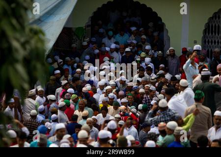 Kathmandu, Nepal. 29 giugno 2023. Le persone sono viste in una moschea durante il festival musulmano di Eid al-Adha, o la festa del sacrificio, a Kathmandu, Nepal, 29 giugno 2023. Crediti: Sulav Shrestha/Xinhua/Alamy Live News Foto Stock