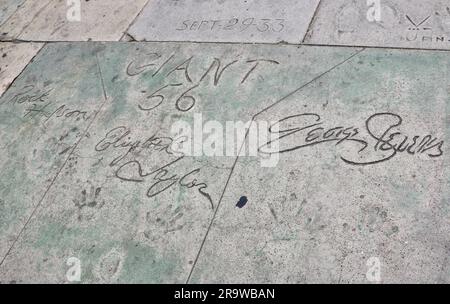 Autografa mano e impronte di Rock Hudson Elizabeth Taylor e produttore George Stevens Giant Chinese Theatre Hollywood Los Angeles California USA Foto Stock