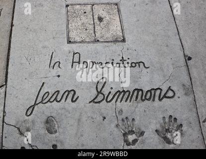 Mano autografata e impronte dell'attrice Jean Simmons di fronte al TCL Chinese Theatre Hollywood Boulevard Los Angeles California USA Foto Stock