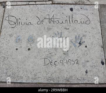 Impronte autografiche di Olivia de Havilland datate 12 dicembre 1952 di fronte al TCL Chinese Theatre Hollywood Boulevard Los Angeles California USA Foto Stock