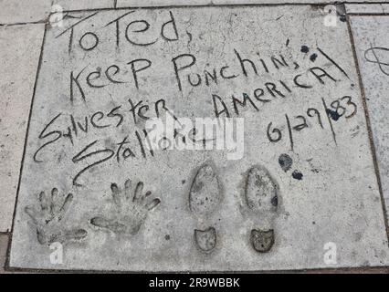 Impronte autografiche di Sylvester Stallone datate giugno 29 1983 di fronte al TCL Chinese Theatre Hollywood Boulevard Los Angeles California USA Foto Stock