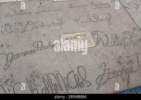 Stampe autografe dei membri del cast di Star Trek di fronte al TCL Chinese Theatre Hollywood Boulevard Los Angeles California USA Foto Stock