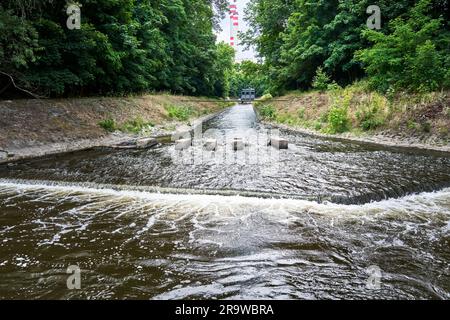 Deflusso dell'acqua di raffreddamento di una centrale elettrica a carbone sull'Elba Foto Stock