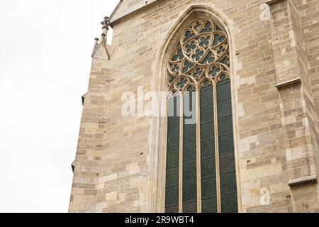 La finestra di un'antica chiesa minorita in Austria a Vienna Foto Stock