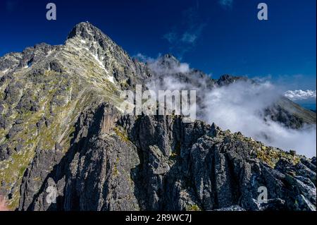 Uno straordinario paesaggio montano degli alti Tatra. Una vista dal passo Lomnicka al picco Lomnicky (Lomnicky Stit), Slovacchia. Foto Stock