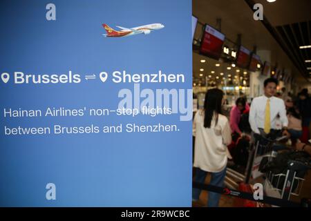 Zaventem, Belgio. 28 giugno 2023. I passeggeri effettuano il check-in all'aeroporto di Bruxelles a Zaventem, Belgio, 28 giugno 2023. Mercoledì si è tenuta una cerimonia per le compagnie aeree cinesi Hainan presso l'aeroporto di Bruxelles per celebrare la ripresa dei voli diretti Bruxelles-Shenzhen. Crediti: Zheng Huansong/Xinhua/Alamy Live News Foto Stock