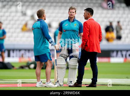 Steve Smith australiano (centro) con David Warner e l'ex capitano australiano Ricky Ponting indossati di rosso per la fondazione Ruth Strauss prima del secondo giorno del secondo test match degli Ashes a Lord's, Londra. Data foto: Giovedì 29 giugno 2023. Foto Stock