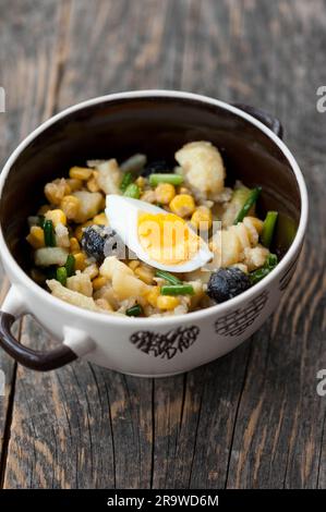 Insalata di patate con olive e uova Foto Stock