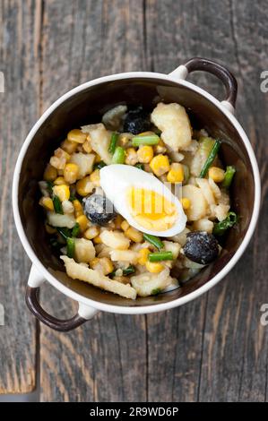 Insalata di patate con olive e uova Foto Stock