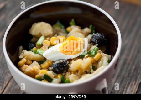 Insalata di patate con olive e uova Foto Stock