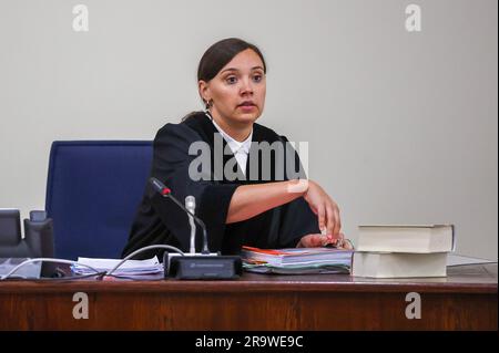 Lipsia, Germania. 29 giugno 2023. Il giudice Jankowski apre il processo contro i membri del gruppo di protesta dell'ultima generazione al tribunale distrettuale di Lipsia. Accompagnato dalle proteste degli attivisti per il clima, il processo contro cinque membri dell'ultima generazione è iniziato lo stesso giorno. I 22-31 anni imputati devono rispondere alla corte distrettuale per coercizione. Secondo l'accusa, gli attivisti del clima avevano bloccato una strada a Lipsia fino all'ora di punta del mattino circa un anno fa. Crediti: Jan Woitas/dpa/Alamy Live News Foto Stock