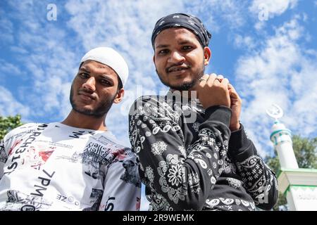 Kathmandu, Nepal. 29 giugno 2023. I musulmani nepalesi arrivano per pregare durante le celebrazioni dell'Eid al-Adha presso la moschea Kashmiri Takiya Jame a Kathmandu. I musulmani di tutto il mondo celebrano Eid al-Adha (la festa del sacrificio), la seconda delle due festività islamiche celebrate in tutto il mondo che segnano la fine del pellegrinaggio annuale o Hajj nella città Santa saudita della Mecca. Credito: SOPA Images Limited/Alamy Live News Foto Stock