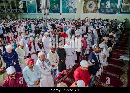 Kathmandu, Nepal. 29 giugno 2023. I musulmani nepalesi partecipano alle preghiere di massa durante le celebrazioni dell'Eid al-Adha presso la moschea Kashmiri Takiya Jame a Kathmandu. I musulmani di tutto il mondo celebrano Eid al-Adha (la festa del sacrificio), la seconda delle due festività islamiche celebrate in tutto il mondo che segnano la fine del pellegrinaggio annuale o Hajj nella città Santa saudita della Mecca. (Foto di Prabin Ranabhat/SOPA Images/Sipa USA) credito: SIPA USA/Alamy Live News Foto Stock