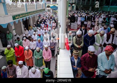 Kathmandu, Nepal. 29 giugno 2023. I musulmani nepalesi partecipano alle preghiere di massa durante le celebrazioni dell'Eid al-Adha presso la moschea Kashmiri Takiya Jame a Kathmandu. I musulmani di tutto il mondo celebrano Eid al-Adha (la festa del sacrificio), la seconda delle due festività islamiche celebrate in tutto il mondo che segnano la fine del pellegrinaggio annuale o Hajj nella città Santa saudita della Mecca. (Foto di Prabin Ranabhat/SOPA Images/Sipa USA) credito: SIPA USA/Alamy Live News Foto Stock