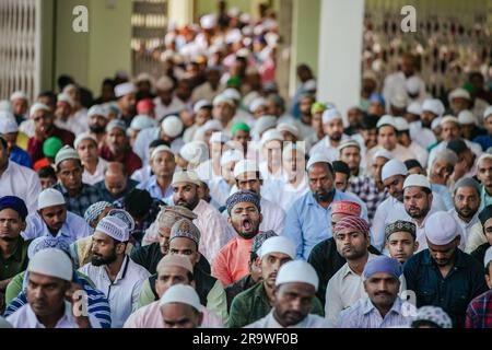 Kathmandu, Nepal. 29 giugno 2023. I musulmani nepalesi partecipano alle preghiere di massa durante le celebrazioni dell'Eid al-Adha presso la moschea Kashmiri Takiya Jame a Kathmandu. I musulmani di tutto il mondo celebrano Eid al-Adha (la festa del sacrificio), la seconda delle due festività islamiche celebrate in tutto il mondo che segnano la fine del pellegrinaggio annuale o Hajj nella città Santa saudita della Mecca. (Foto di Prabin Ranabhat/SOPA Images/Sipa USA) credito: SIPA USA/Alamy Live News Foto Stock