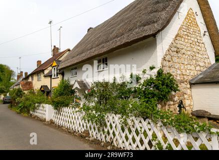 Attraenti cottage storici nel villaggio di Avebury, Wiltshire, Inghilterra, Regno Unito Foto Stock