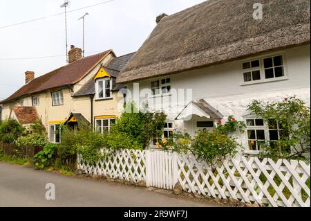 Attraenti cottage storici nel villaggio di Avebury, Wiltshire, Inghilterra, Regno Unito Foto Stock