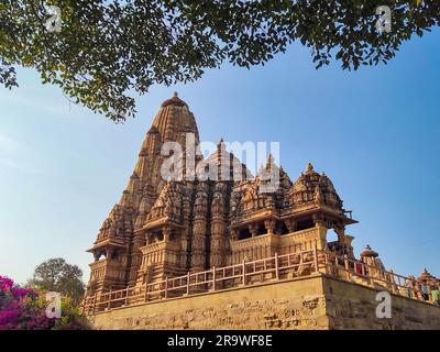 Tempio Kandariya Mahadeva, dedicato a Shiva, Khajuraho, Madhya Pradesh, India. Khajuraho è un sito patrimonio dell'umanità dell'UNESCO Foto Stock