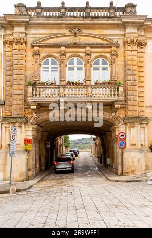 Palazzo barocco Arezzo di Sanfilippo presso Piazza Duomo, 7 a Rocca, Ibla, Sicilia, Italia. Gli Arezzo si stabilirono per la prima volta in Sicilia nel XII secolo, in Sir Foto Stock