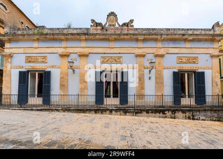 Edificio Conversation Club a Ragusa, Sicilia, Italia. Il Circolo di conversazione di Ragusa è uno di quei luoghi in Sicilia dove il tempo sembra essersi fermato Foto Stock