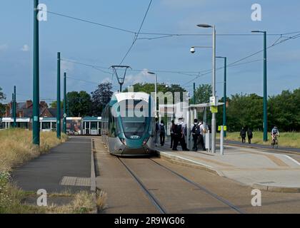 Tram Nottingham Express alla fermata Wilford Village, Nottingham, Nottinghamshire, Inghilterra Regno Unito Foto Stock