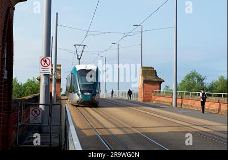 Tram Nottingham Express, sul Wilford Toll Bridge, Wilford Village, Nottingham, Nottinghamshire, Inghilterra Regno Unito Foto Stock