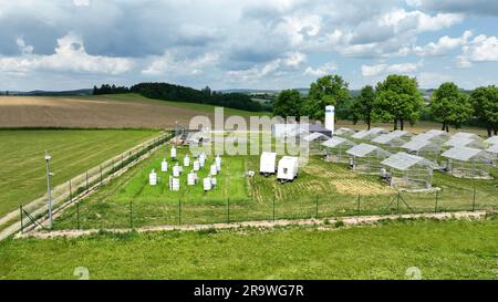 Misurazione scientifica respirazione frumento agricoltura comune campo Triticum aestivum scienza del suolo stazione scienziato tecnologia di lavoro terra di lavoro su di Foto Stock