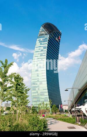 Grattacielo chiamato il Curvo ("The Curved One") o Torre Libeskind in vetro e acciaio nel quartiere CityLife, Milano, Italia Foto Stock