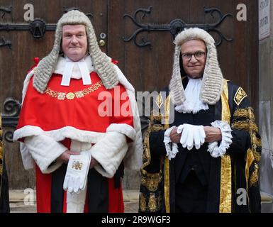 Foto datata 23/09/21 del Lord Chief Justice Lord Burnett (a sinistra) e Master of the Rolls Sir Geoffrey Vos, all'ingresso del giudice alla Royal Courts of Justice, nel centro di Londra. Attivisti e richiedenti asilo hanno vinto una sfida della Corte d'appello sul programma di deportazione del Ruanda previsto dal governo. Tre giudici - Lord Burnett, Sir Geoffrey Vos e Lord Justice Underhill - hanno ribaltato una sentenza dell'alta Corte che in precedenza affermava che la nazione dell'Africa orientale poteva essere considerata un "paese terzo sicuro”. Data di emissione: Giovedì 29 giugno 2023. Foto Stock