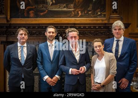 GRONINGEN - VLNR, Bram Schmaal, Johan Hamster, Tjeerd van Dekken, Susan Top e Henk Emmens durante la presentazione dell'accordo generale e della relativa allocazione del portafoglio dell'esecutivo provinciale di Groninga nella casa provinciale. ANP JILMER POSTMA netherlands Out - belgium Out Foto Stock