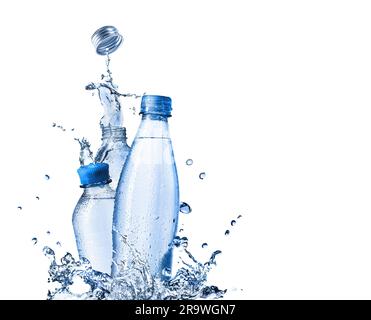 Bottiglie di acqua potabile in plastica e spruzzi d'acqua Foto Stock
