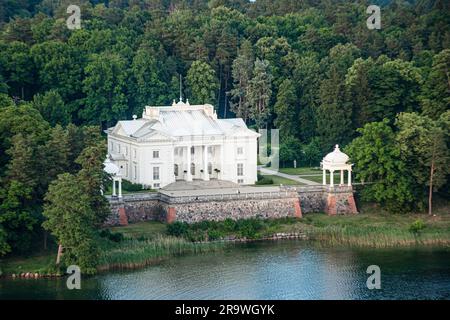 Volo in mongolfiera su Trakai. Casa padronale di Užutrakis, residenza residenziale del XIX secolo della famiglia Tyszkiewicz a Užutrakis, sulle rive del lago Foto Stock