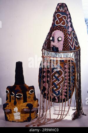 Fine Arts, countries, Nigeria, Royal Crown of the Yoruba, circa 1900, bead-work, Stolper Galleries, Monaco di Baviera, IL COPYRIGHT DELL'ARTISTA NON DEVE ESSERE CANCELLATO Foto Stock