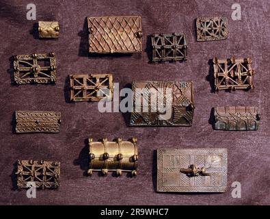 Belle arti, paesi, Ghana, pesi d'oro degli Ashanti, scudi, colata di ottone, collezione privata, COPYRIGHT DELL'ARTISTA NON DEVE ESSERE CANCELLATO Foto Stock